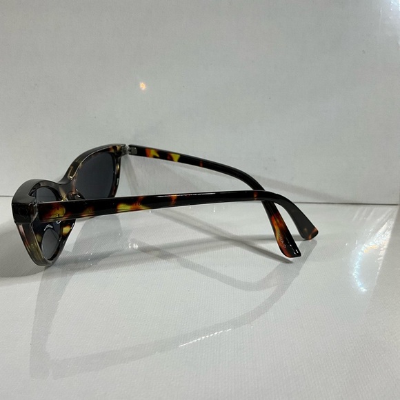 Elegant Tortoise Shell Sunglasses - Picture 4 of 4